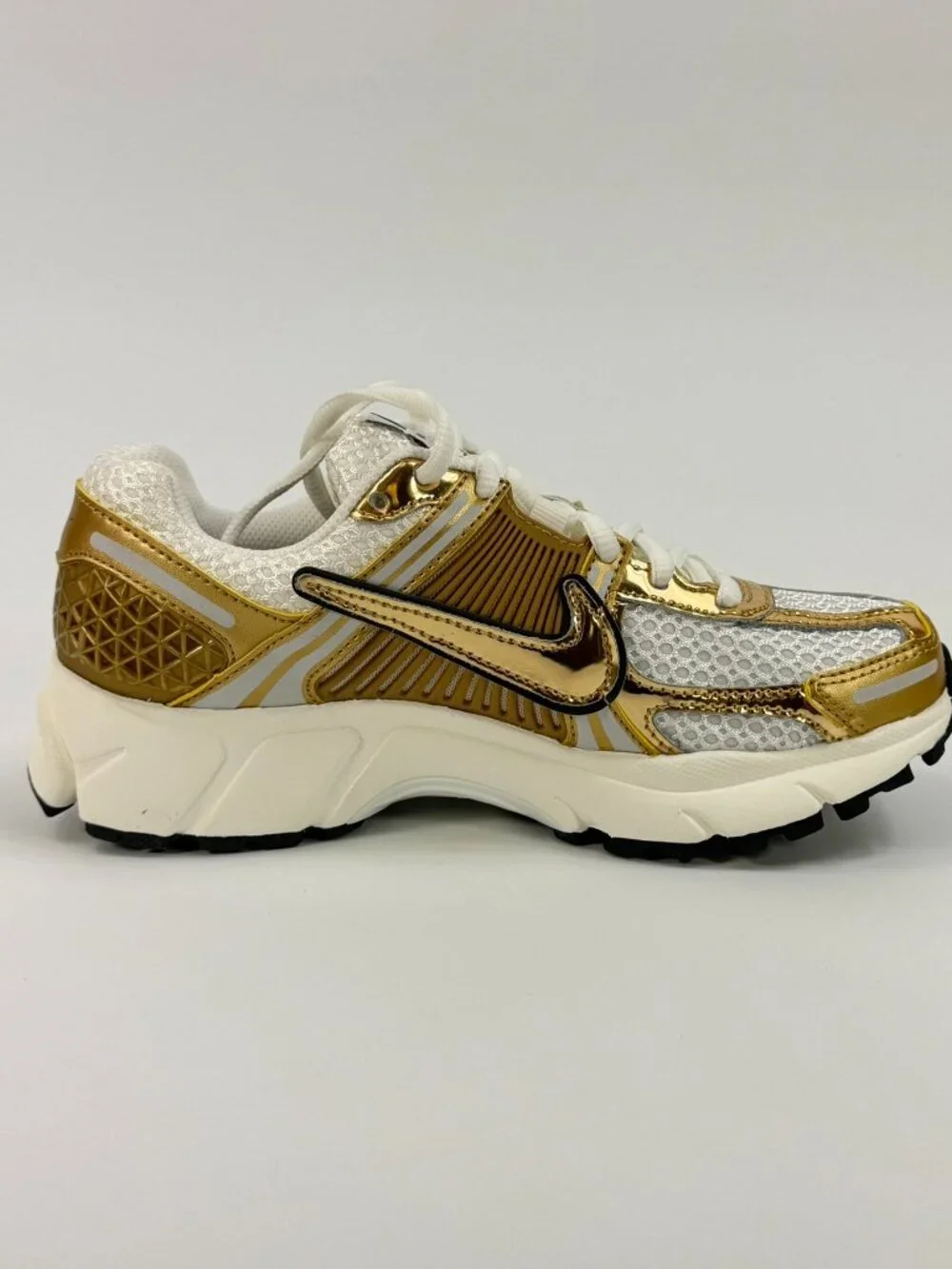 Nike Women's Zoom Vomero 5 'Photon Dust Metallic Gold' HF7723-001 size 5.5